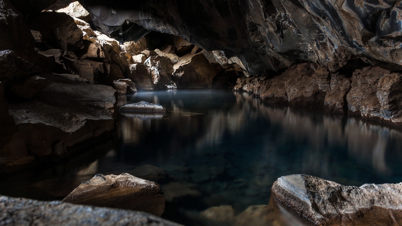 Прозрачная вода в озере в пещере