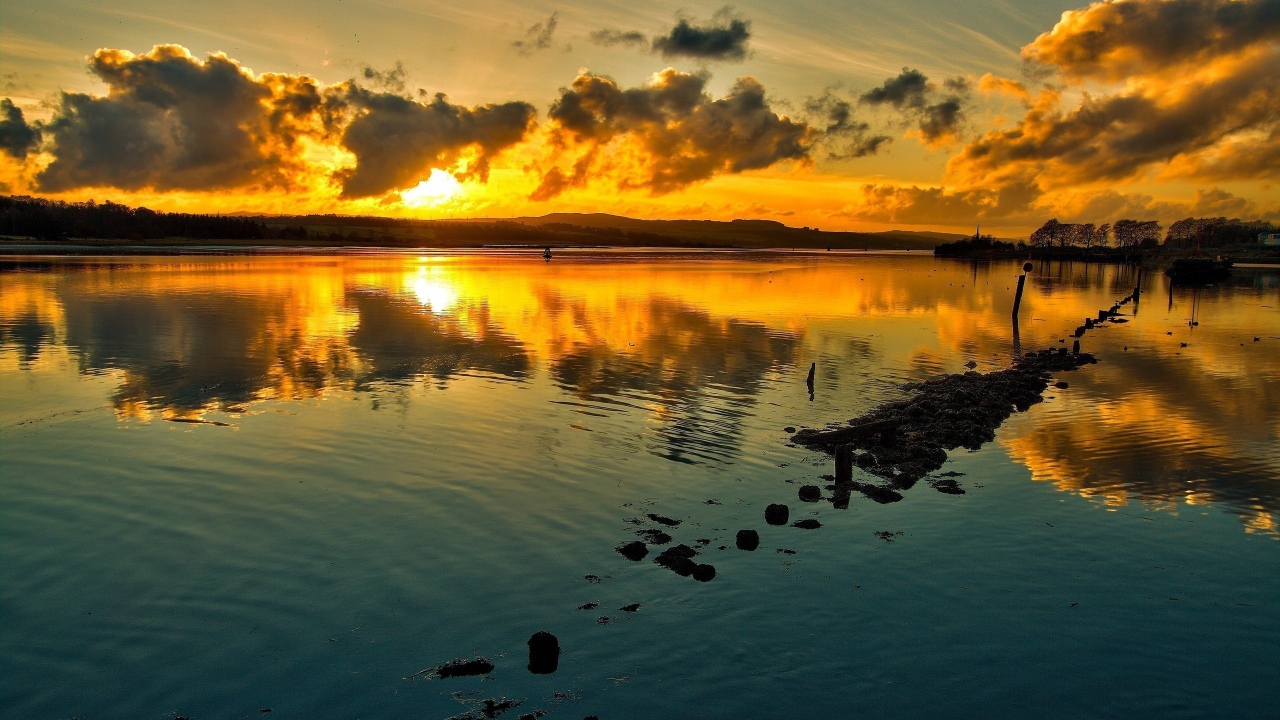 Огненный закат отражается в озере