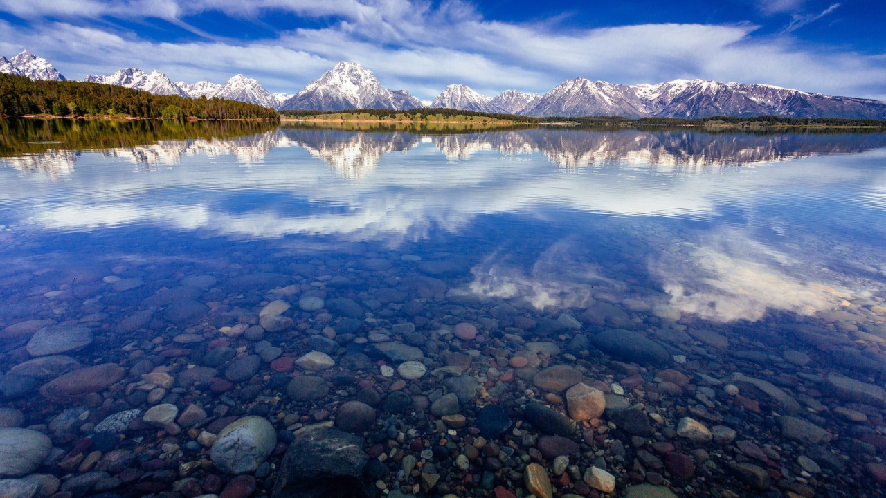 Гладкие камни на дне чистого горного озера