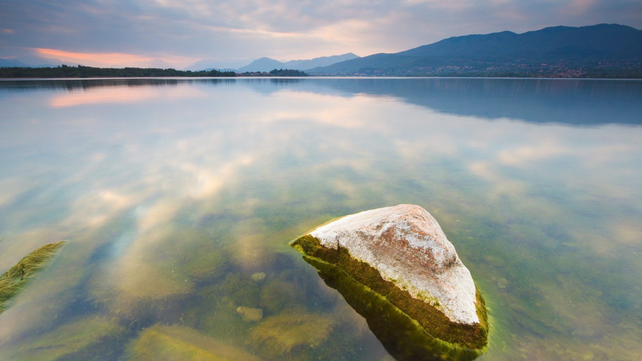 Камень в воде озера