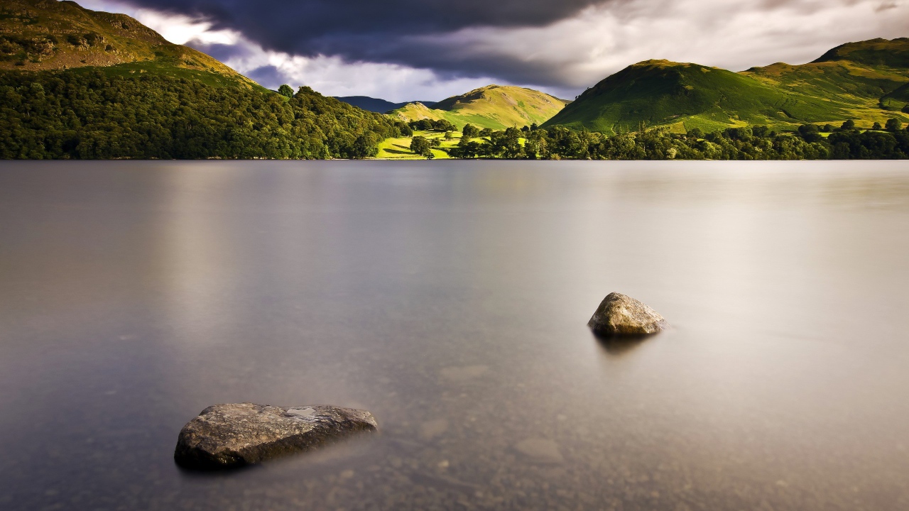 Камни в воде мелкого озера