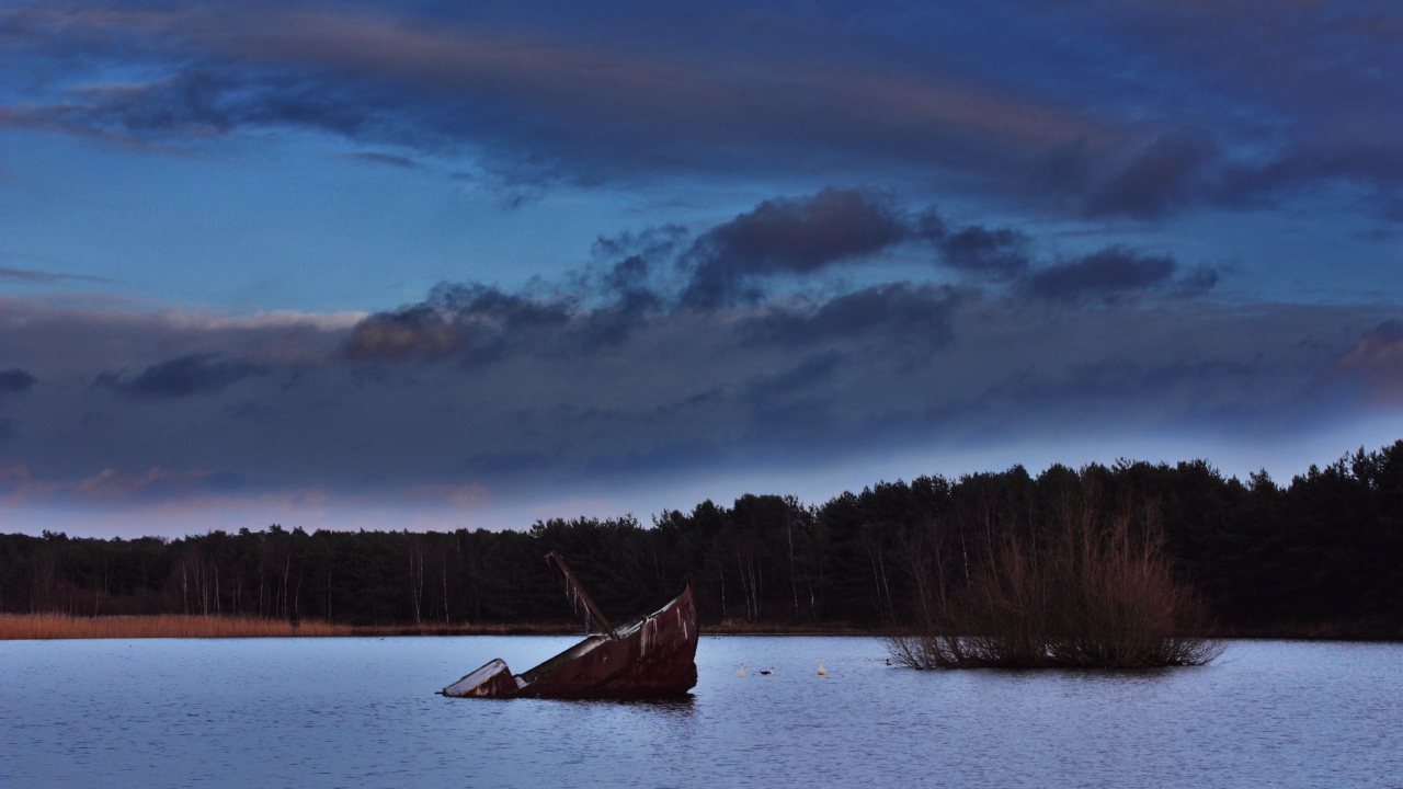 Баржа затонула в озере