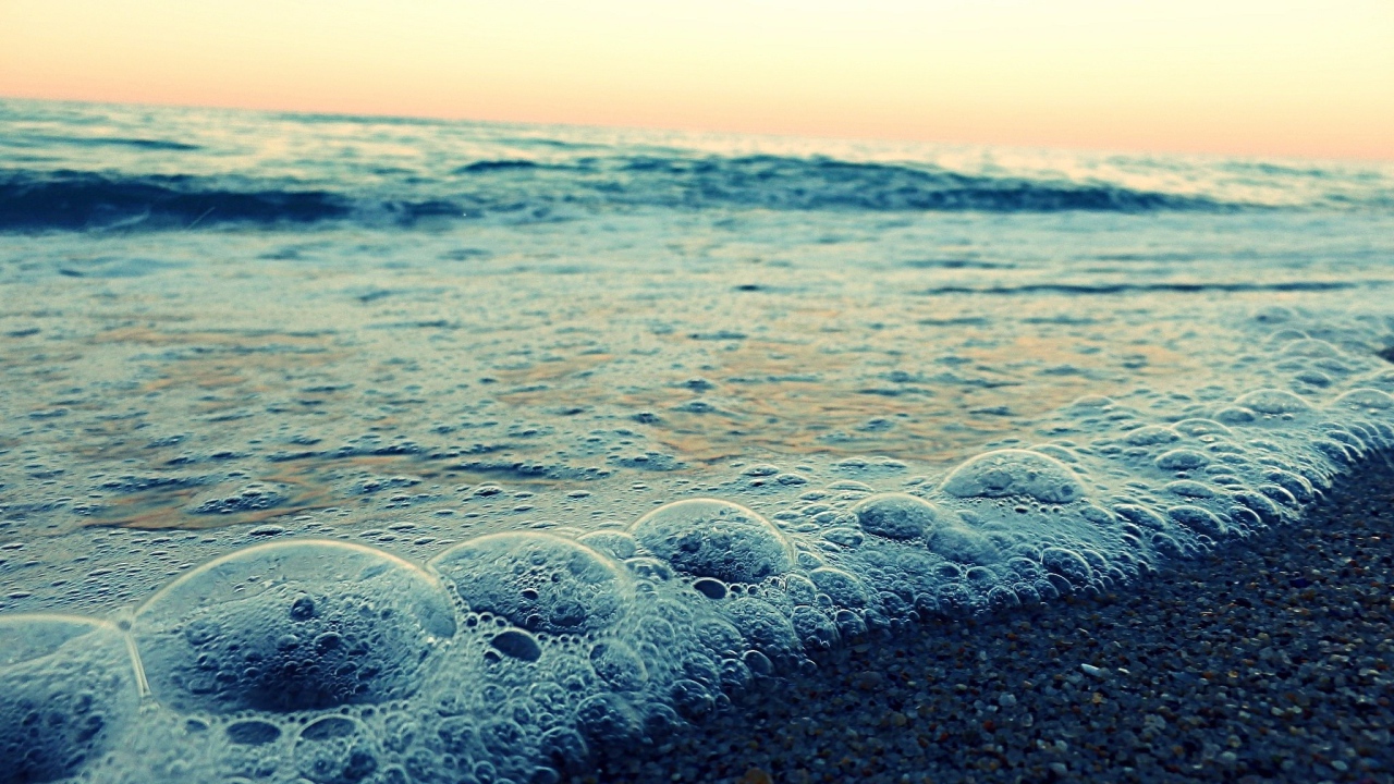 Пузыри на пене морского прибоя