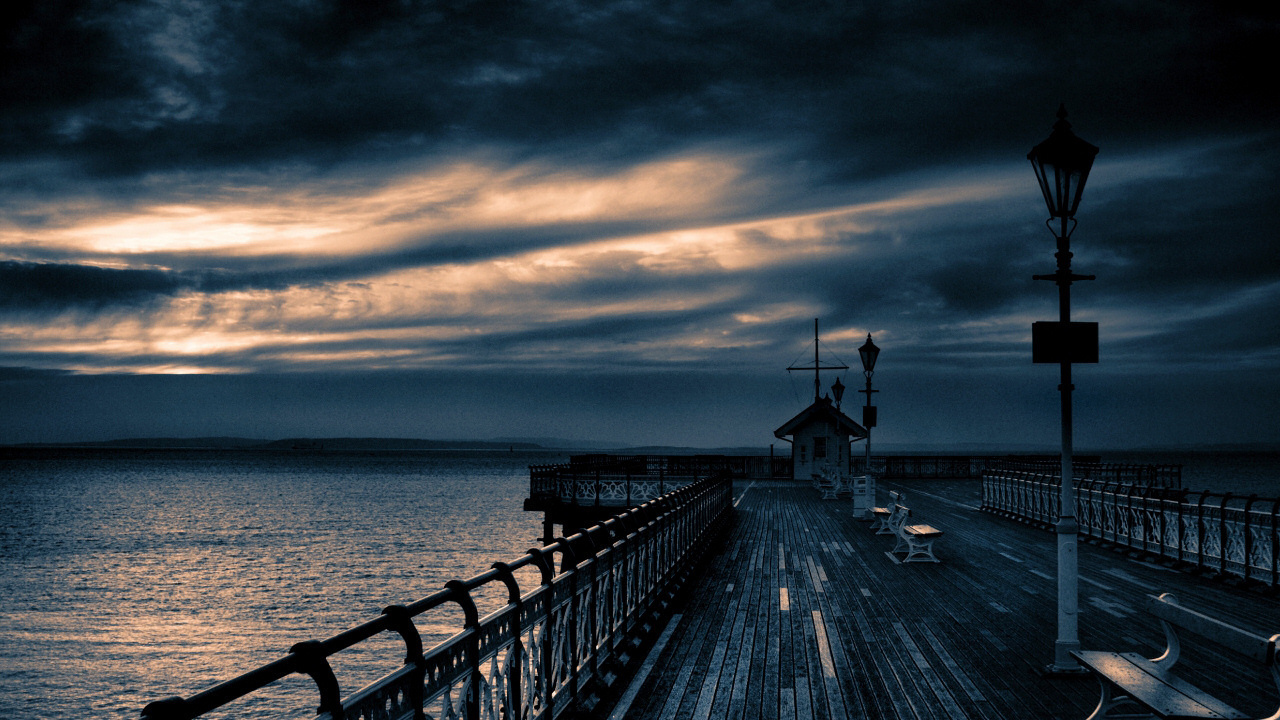 Пасмурный вечер на причале