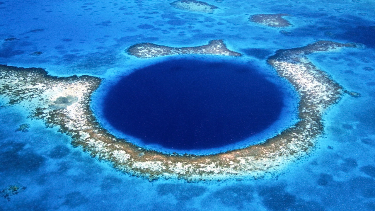 Кораловый атолл в море