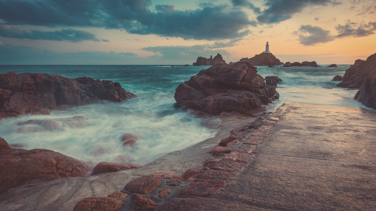 Набережня на фоне маяка на скале