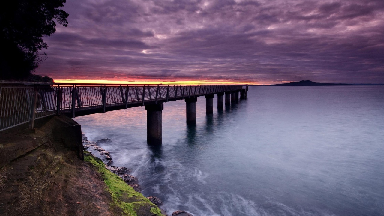 Пирс в заливе на бетонных сваях