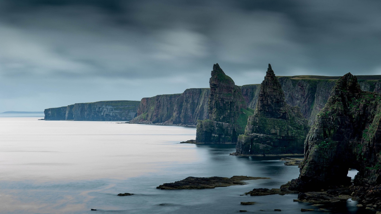 Скальные образования у обрывистого берега