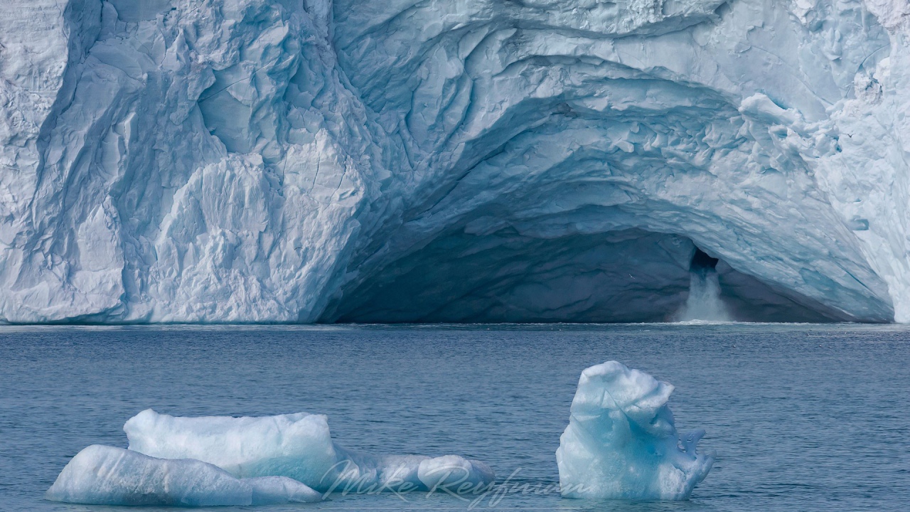 Поток вытекает из ледника в море