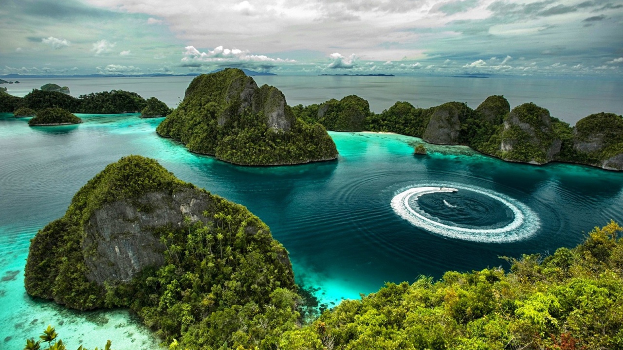 Катер плывет по кругу в заливе