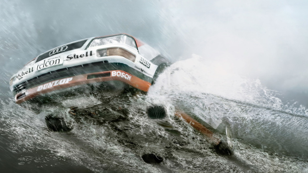 Катер на вершине волны