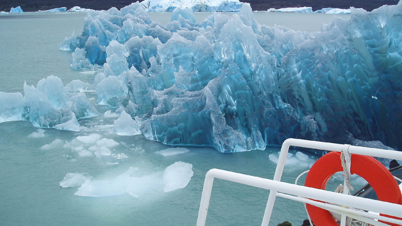 Корабль среди льдов