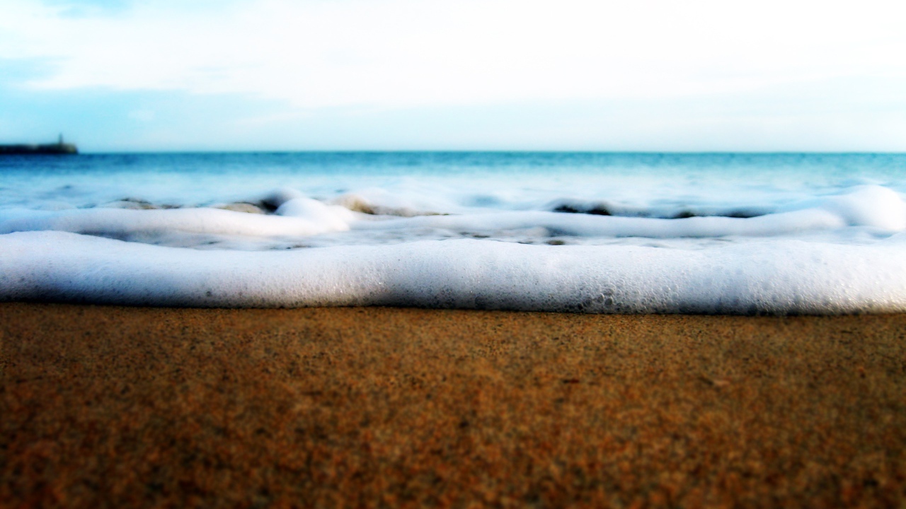 Белая пена волны у берега