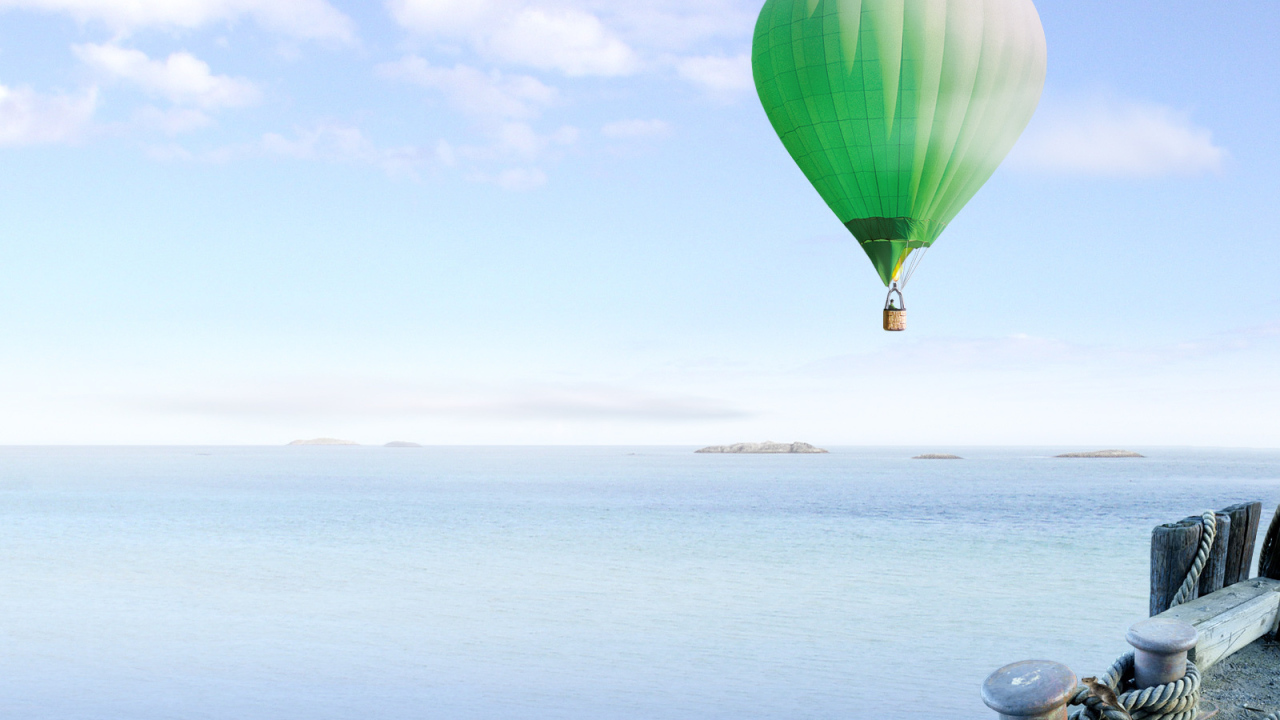 Зеленый Воздушный шар над морем