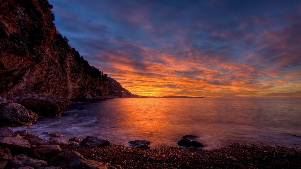 Спокойная вода залива, на фоне заката