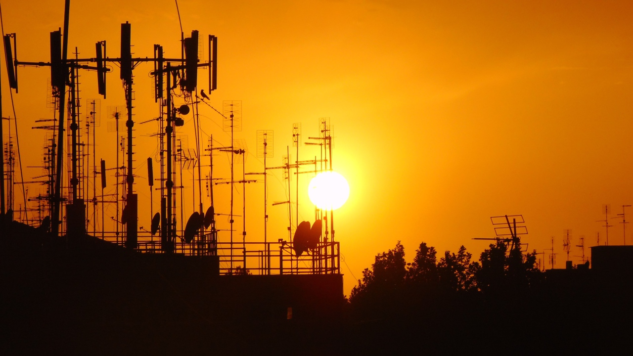 Вышки связи на фоне солнца