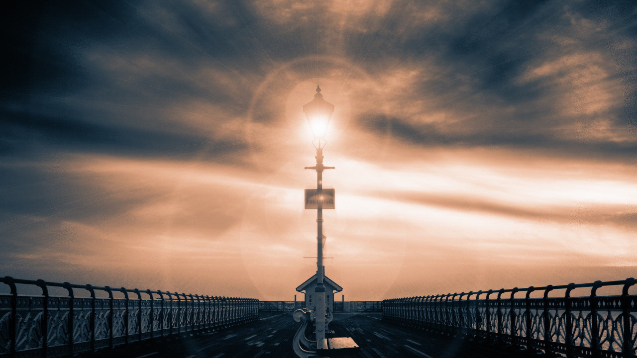 Свет фонаря и свет заката