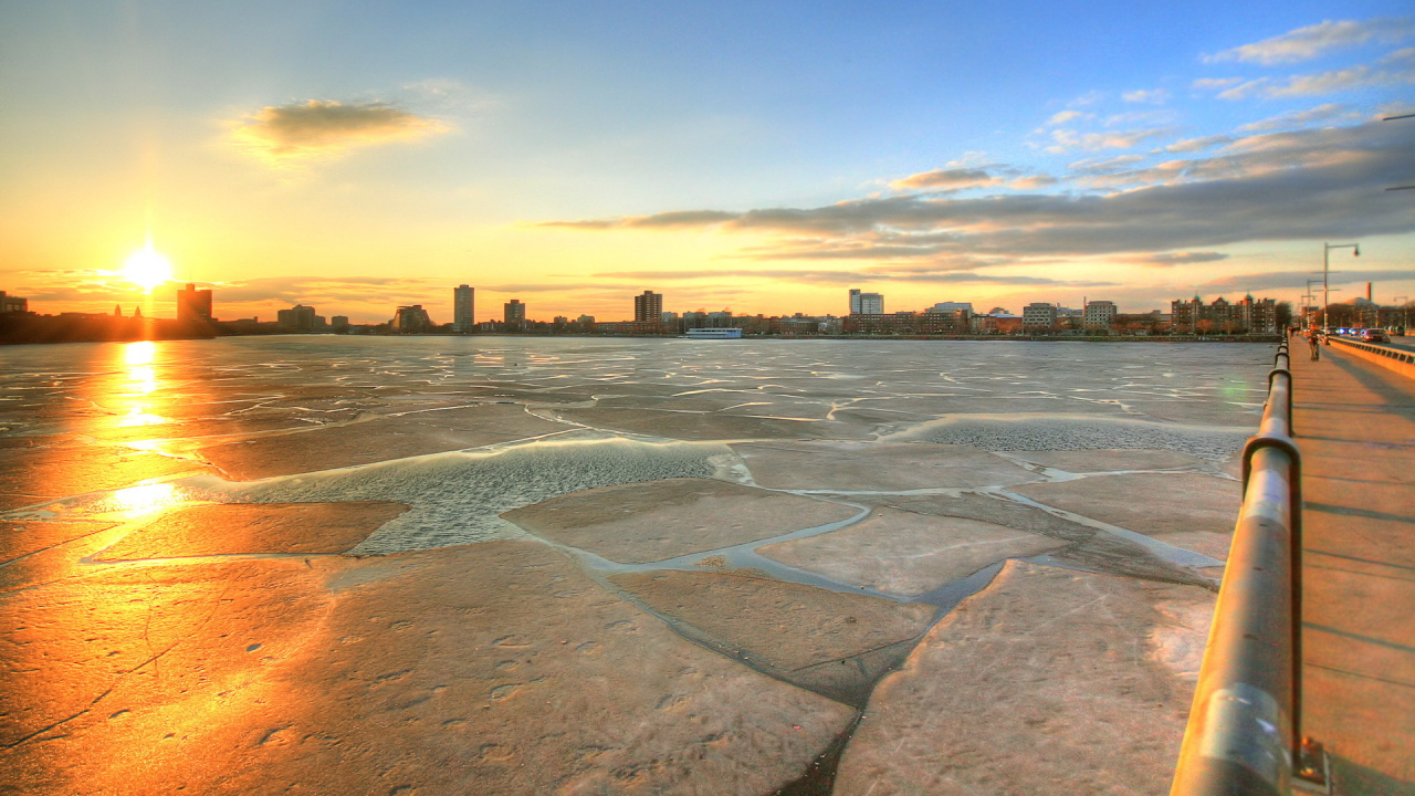 Закат на пирсе около города