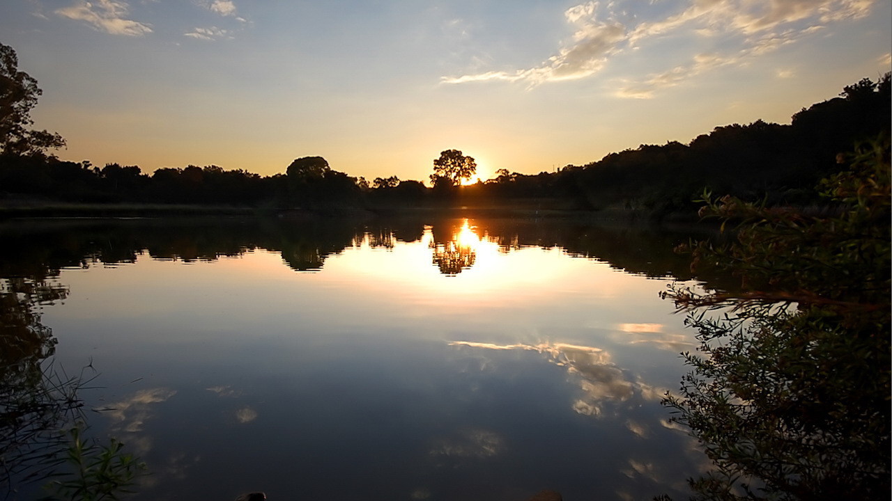 Отражение заката в лесном озере