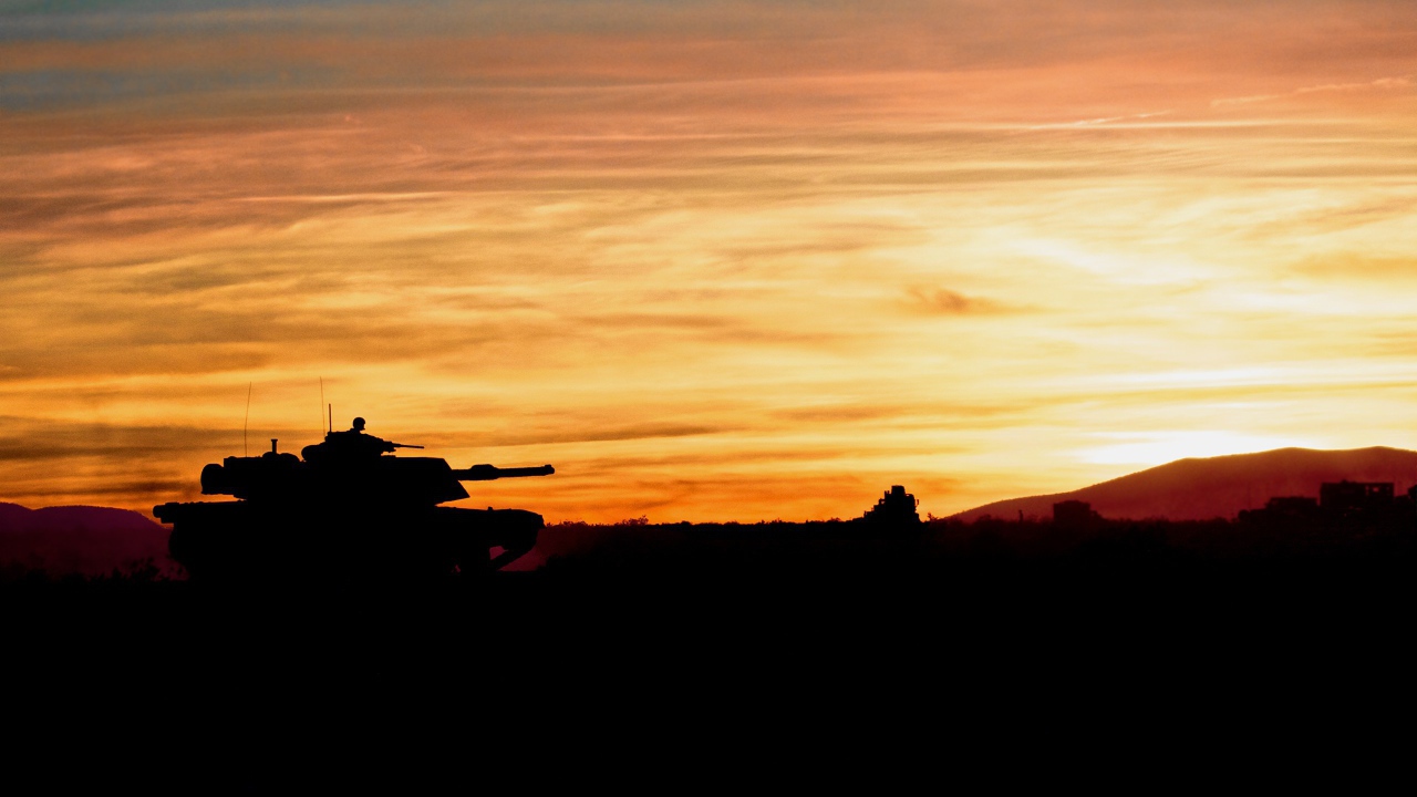 Танк на фоне заката