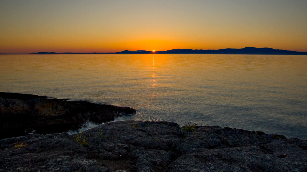 Солнце зашло за берег залива