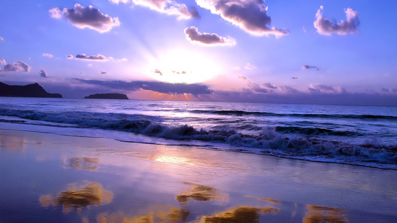 Отражение облаков на пляже