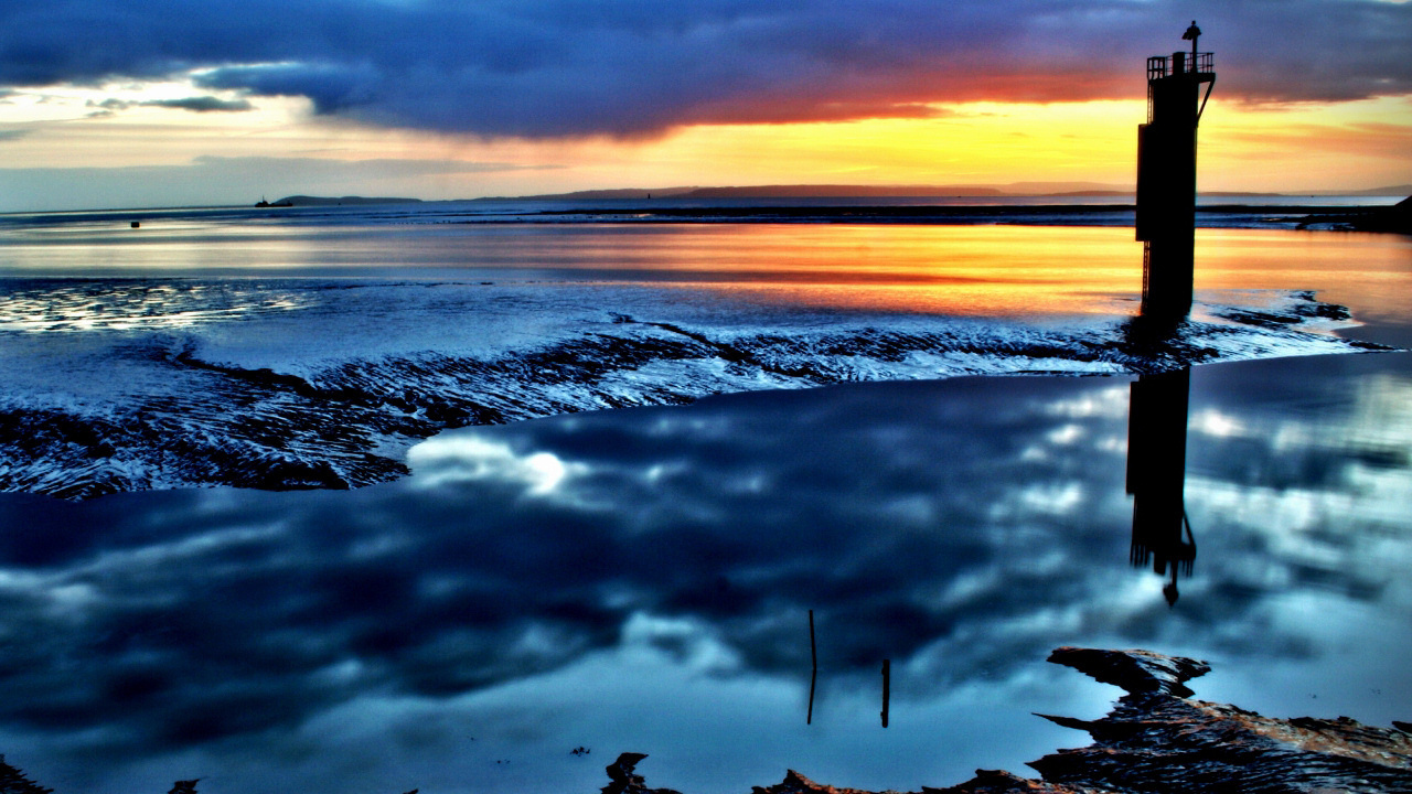 Желтый закат на синих облаках