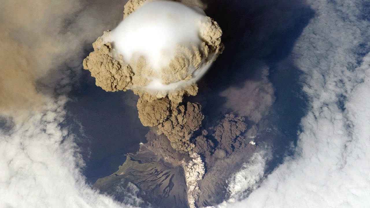 Облако дыма над вулканом, фото из космоса