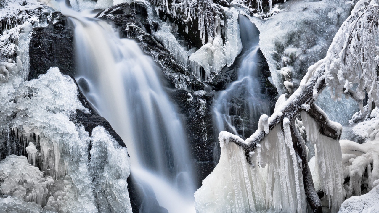 Наросты льда на водопаде во время мороза