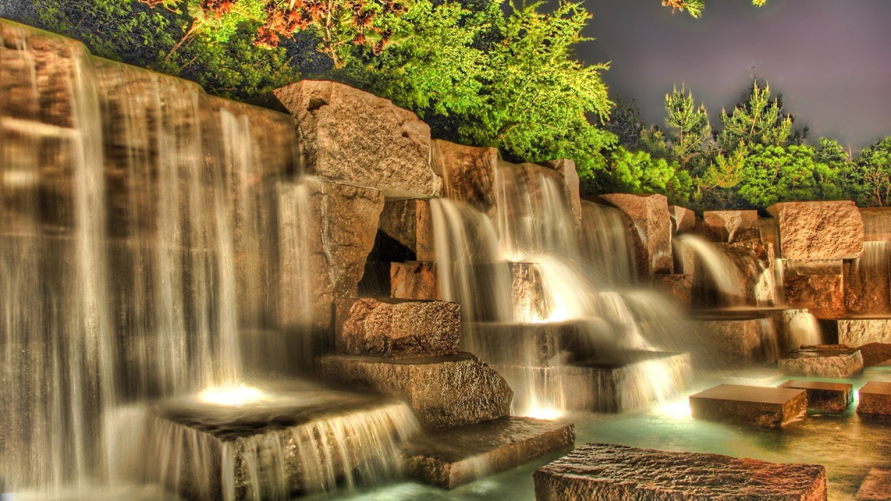 Искусственный водопад на квадратных камнях