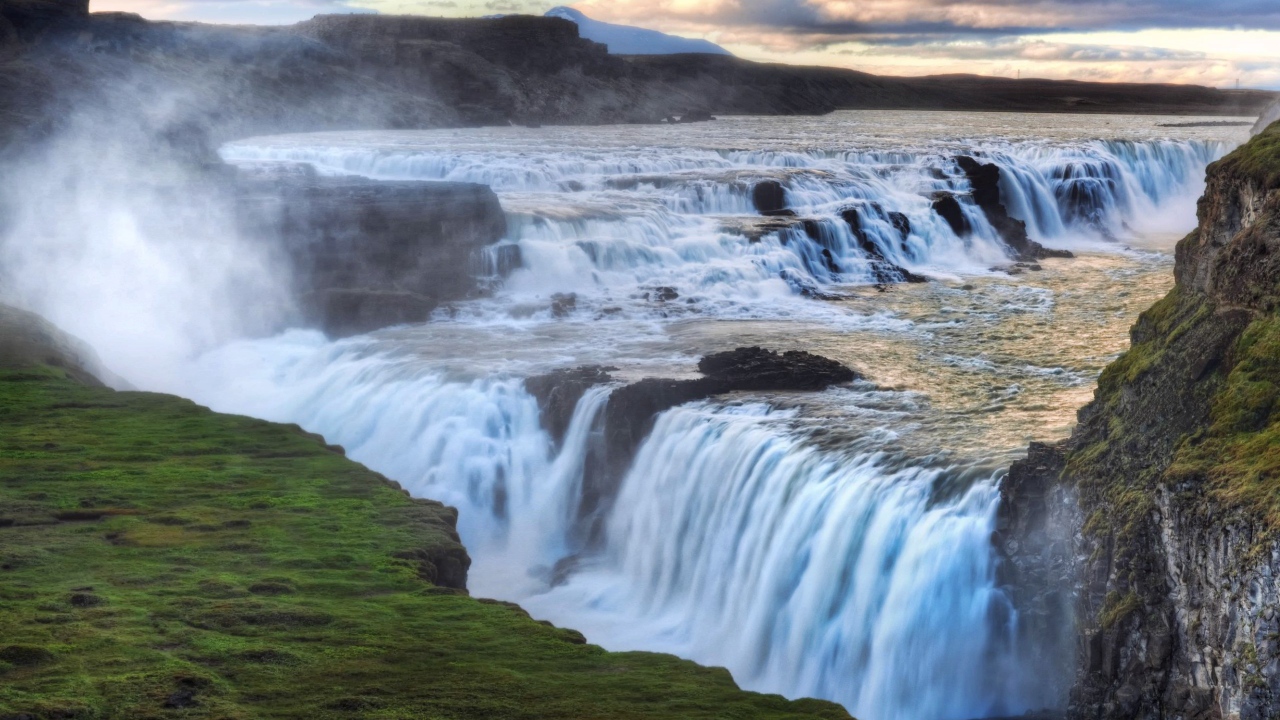 Красивый водопад в горах