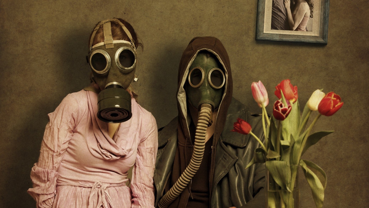 Люди в противогазах с букетом