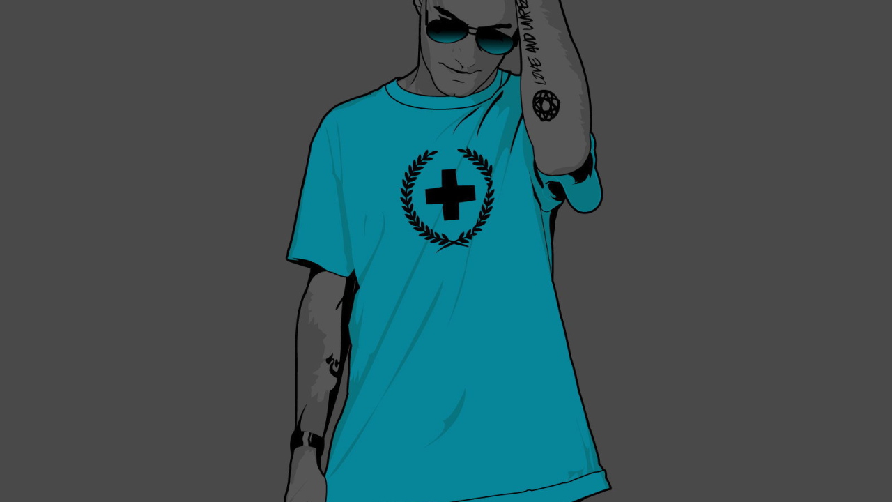 Человек с крестом на футболке