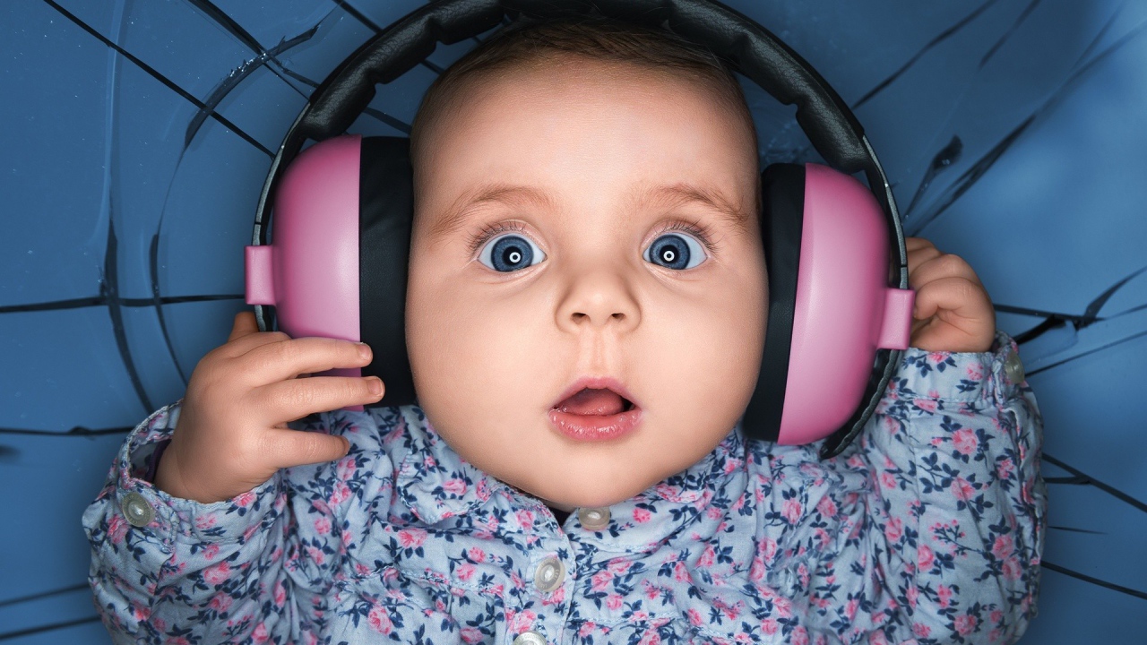 Ребенок в розовых наушниках