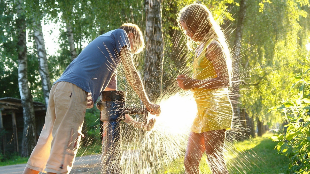 Дети играют с водой