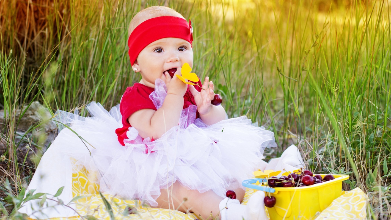 Девочка кушает спелые вишни