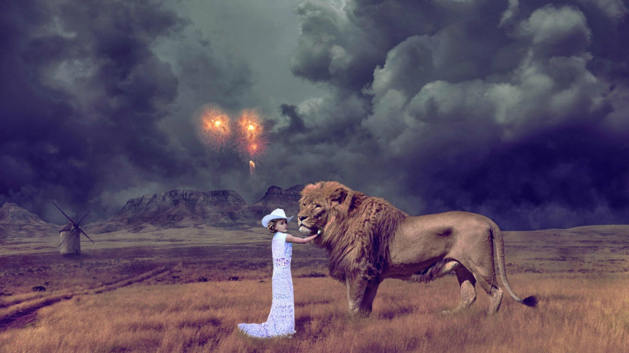 Девочка играет со львом