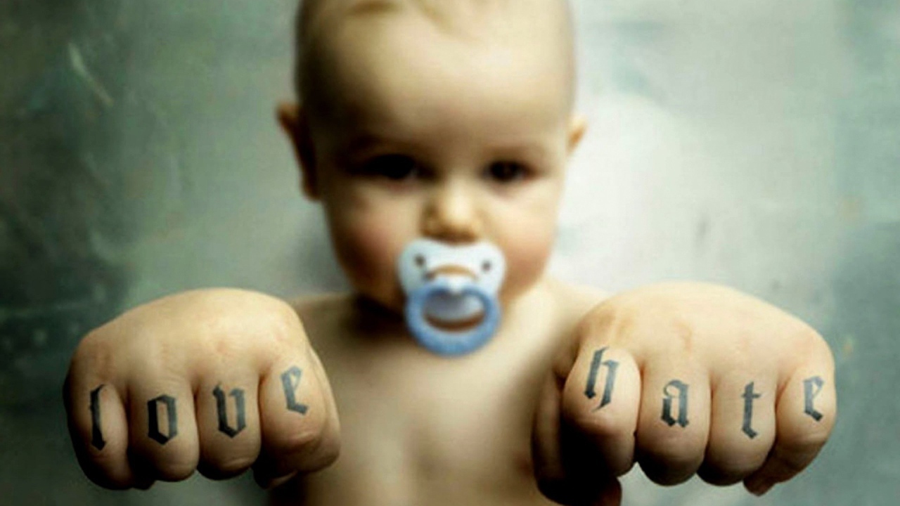 Надписи на пальцах малыша