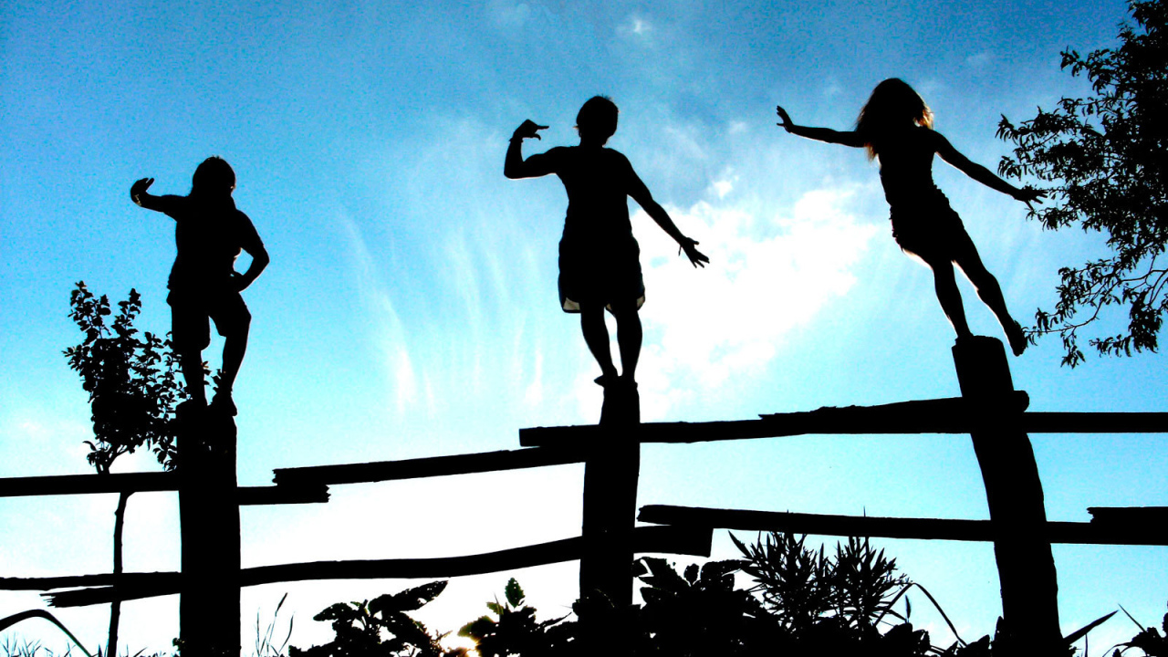 Дети позируют