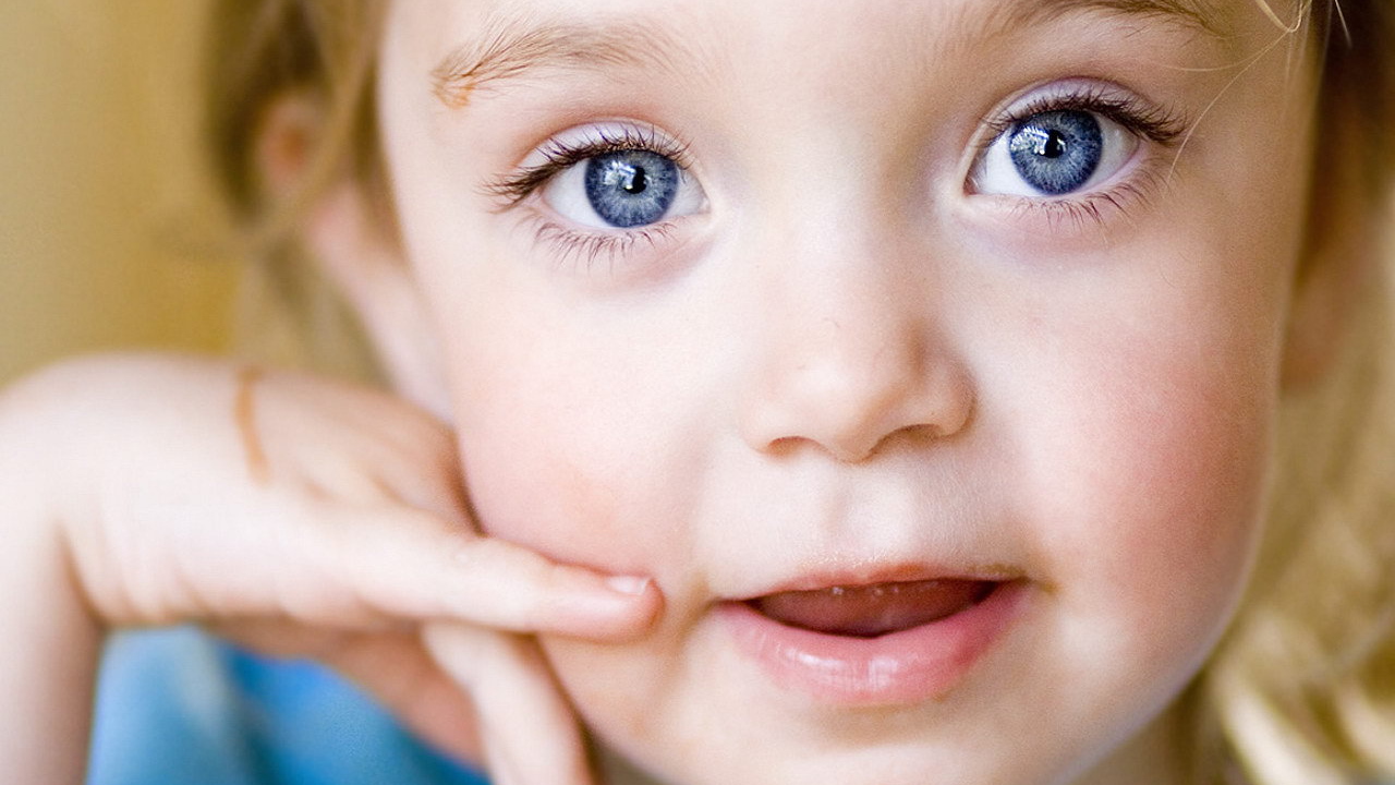 Маленькая девочка с голубыми глазами