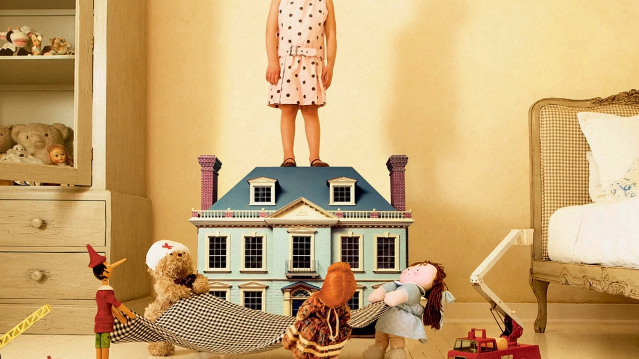 Девочка на крыше дома