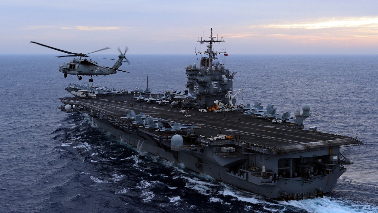 Вертолет на фоне авианосца