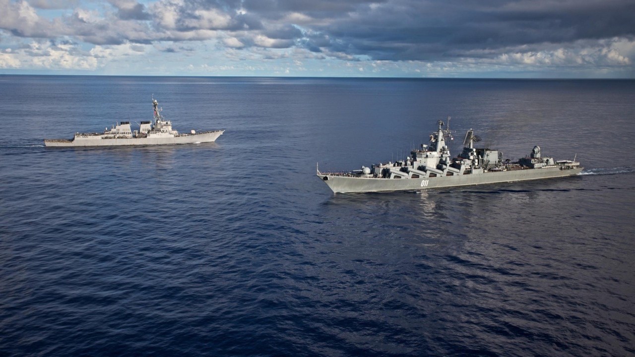 Встреча военных кораблей в море