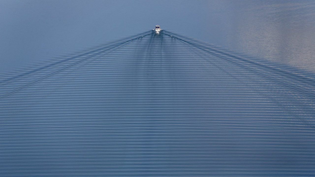 Рябь воды за катером