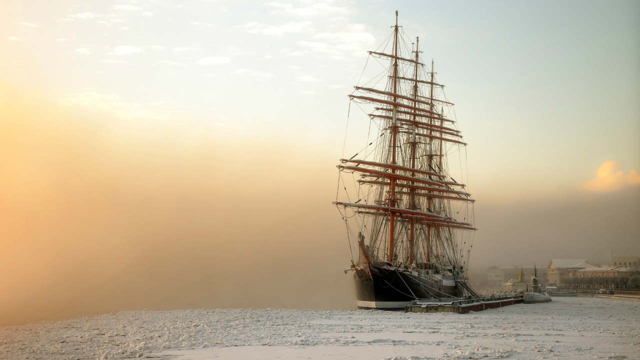 Парусный корабль в замерзшей бухте