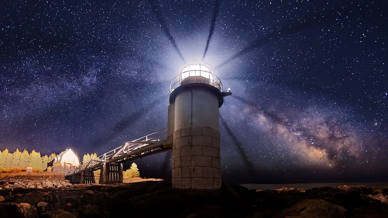 Маяк на фоне звездного неба