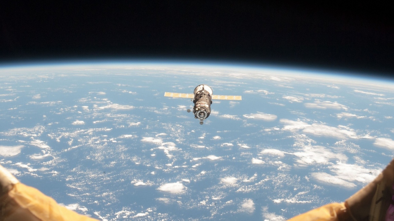 В иллюминаторе космическая станция