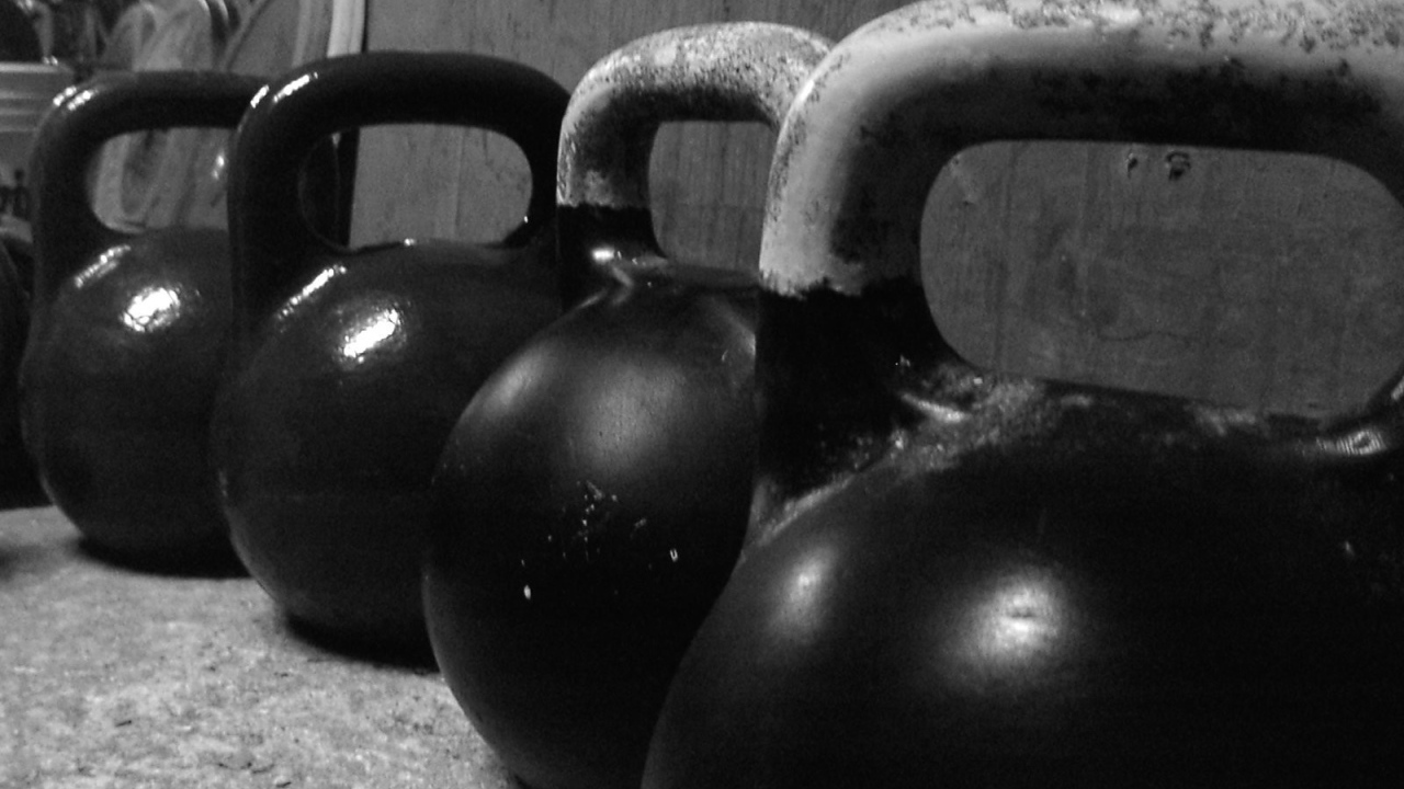 Гири в спортзале