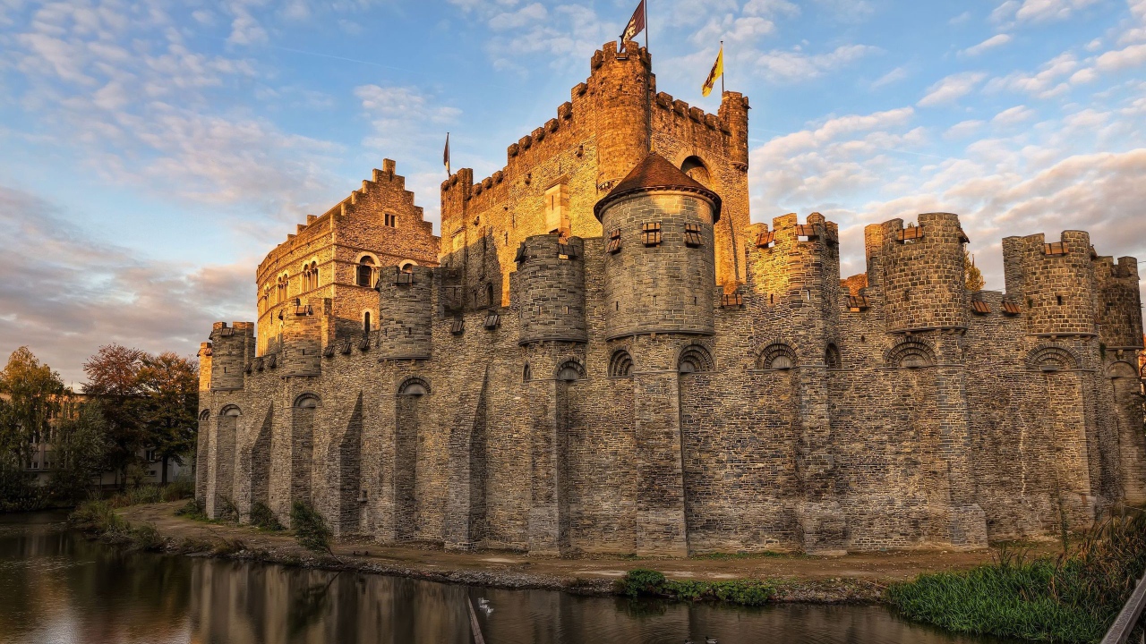 Старинный замок с высокими стенами