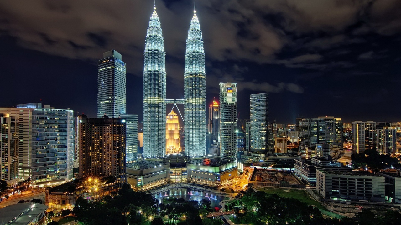 Яркие башни Петронас Тауэрс в Малайзии